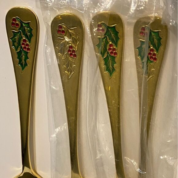 HOLLYBERRY 20 PC. GOLD PLATED HOLIDAY STAINLESS STEEL FLATWARE - Picture 6 of 6